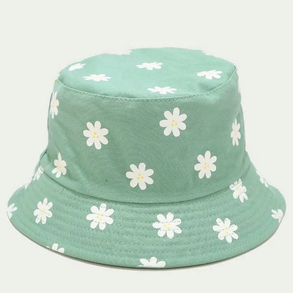 Gift Box "Fun in the Sun" - bucket hat, lip balm, skin care bar, patio cups, straws, candle