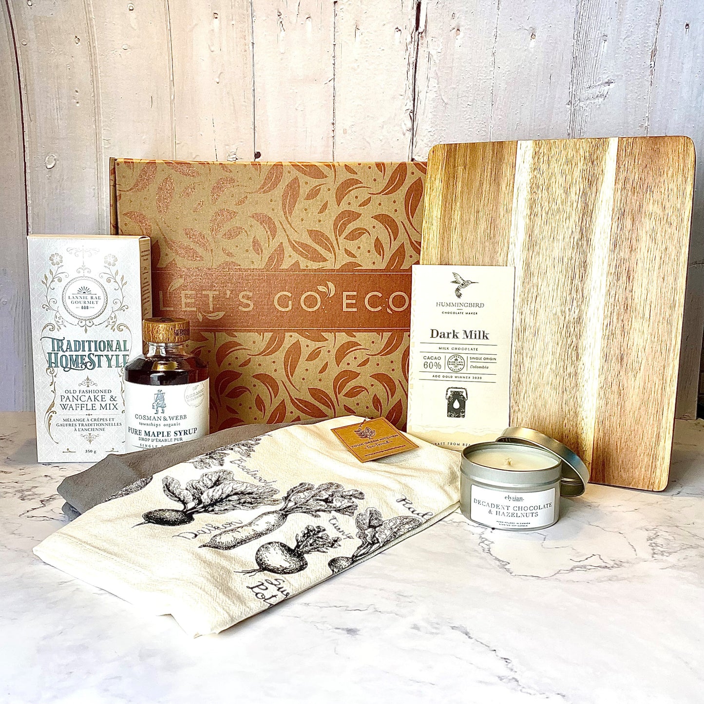 Gift Box "Happy Home" - Charcuterie Board, Maple Syrup, Pancake Mix, Tea Towel and Candle